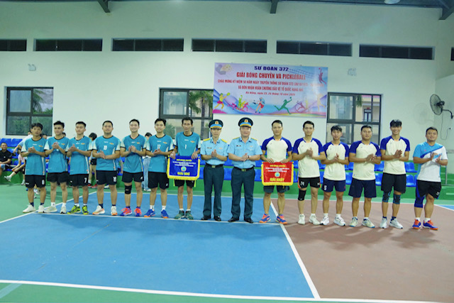 Sư đoàn 372 tổ chức giải pickleball và giải bóng chuyền chào mừng kỷ niệm 50 năm Ngày truyền thống- Ảnh 1. Sư đoàn 372 tổ chức giải pickleball và giải bóng chuyền chào mừng kỷ niệm 50 năm Ngày truyền thống- Ảnh 1.