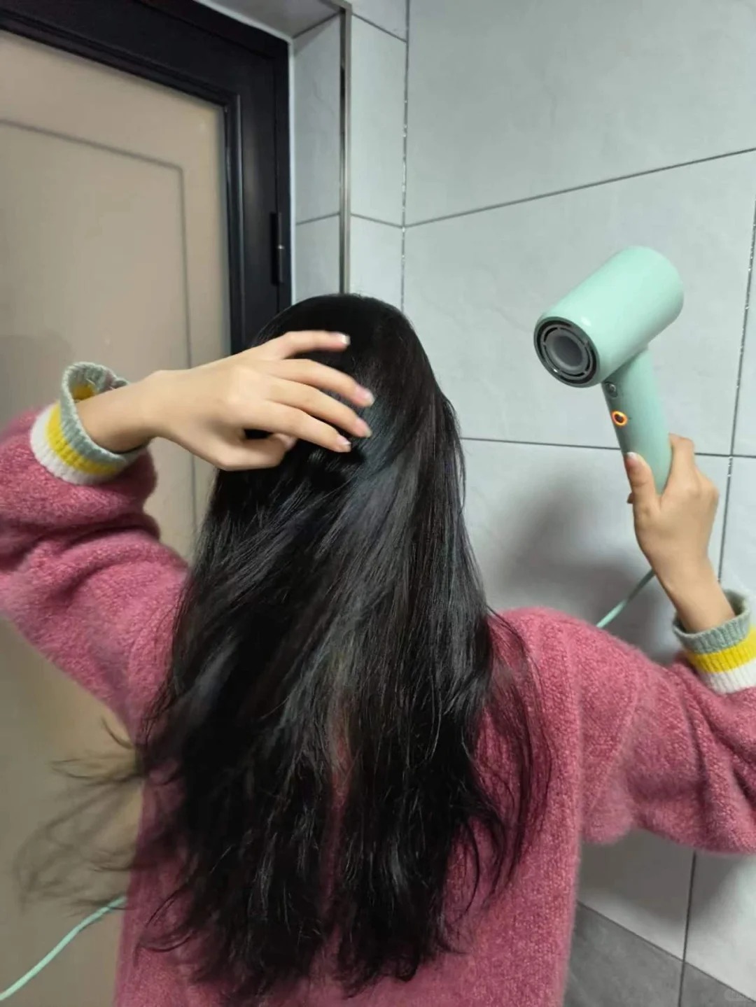 Mưa gió tóc bết, da đầu ngứa? 5 mẹo cực hay giúp tóc sạch bồng bềnh cả ngày!- Ảnh 3.