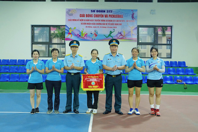 Sư đoàn 372 tổ chức giải pickleball và giải bóng chuyền chào mừng kỷ niệm 50 năm Ngày truyền thống- Ảnh 3. Sư đoàn 372 tổ chức giải pickleball và giải bóng chuyền chào mừng kỷ niệm 50 năm Ngày truyền thống- Ảnh 3.