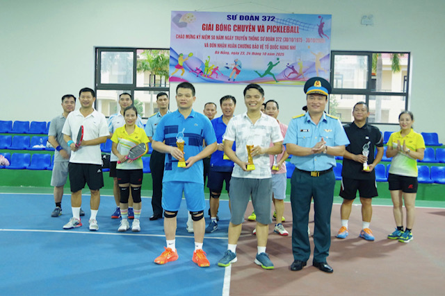 Sư đoàn 372 tổ chức giải pickleball và giải bóng chuyền chào mừng kỷ niệm 50 năm Ngày truyền thống- Ảnh 4. Sư đoàn 372 tổ chức giải pickleball và giải bóng chuyền chào mừng kỷ niệm 50 năm Ngày truyền thống- Ảnh 4.