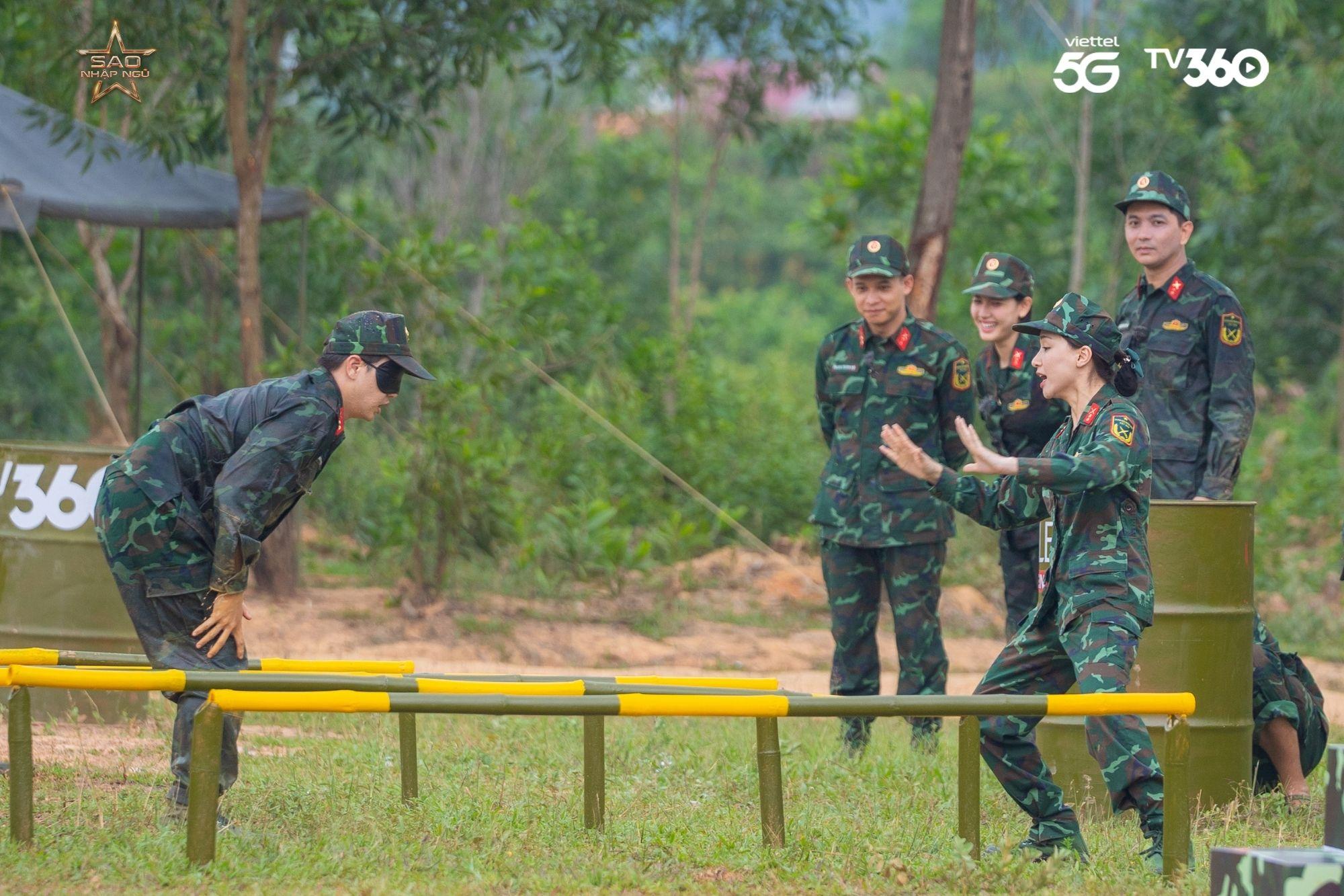 Hoà Minzy bất chấp chấn thương, kiên cường hoàn thành nhiệm vụ- Ảnh 1.