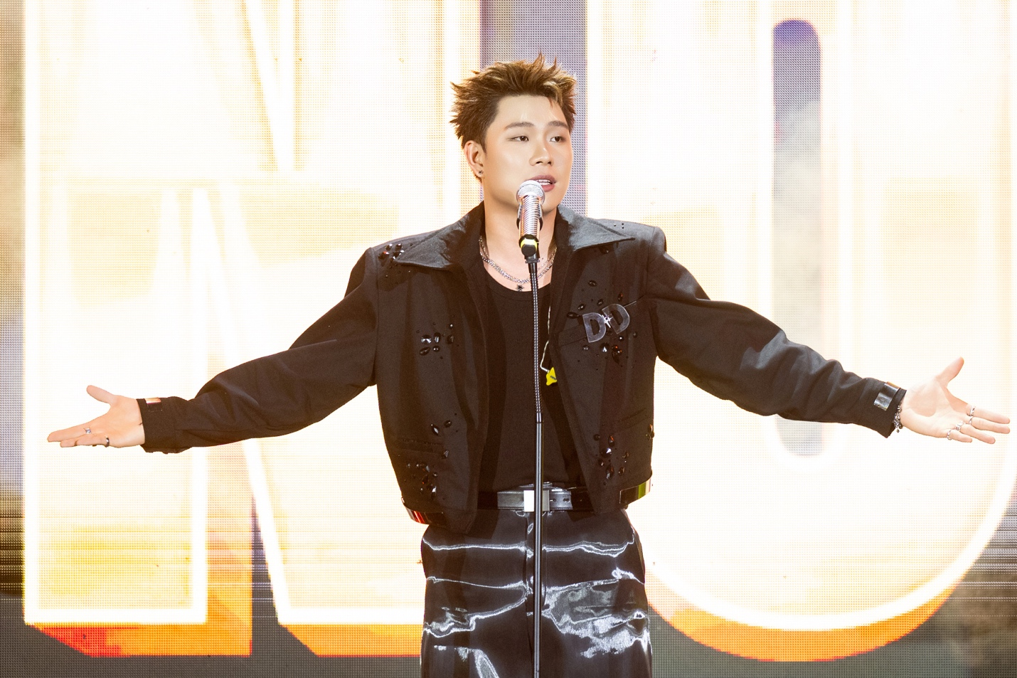 Dương Domic, LYHAN, MAIQUINN, Minh Đinh, Hooligan. và siêu mẫu Hoàng Thùy "khuấy đảo" Single with STYLE- Ảnh 2.