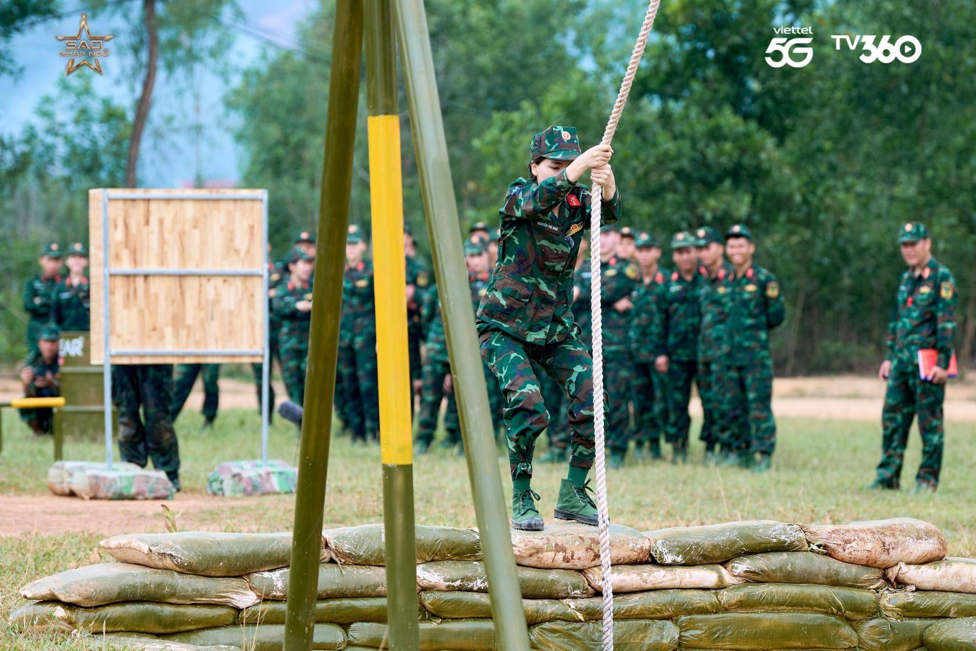 Hoà Minzy bất chấp chấn thương, kiên cường hoàn thành nhiệm vụ- Ảnh 3.