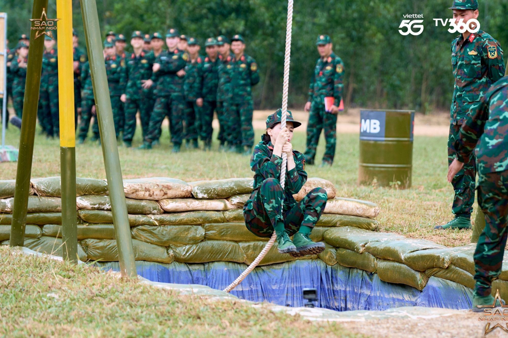 Hoà Minzy bất chấp chấn thương, kiên cường hoàn thành nhiệm vụ- Ảnh 4.