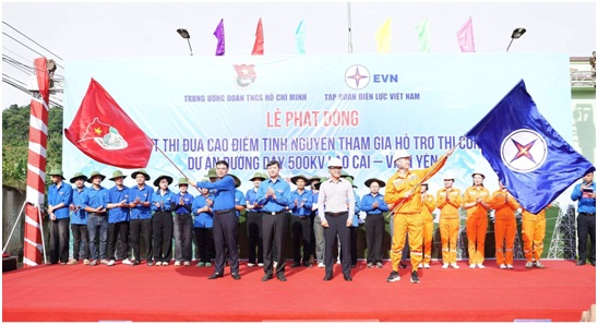 Ảnh:  B&iacute; thư Trung ương Đo&agrave;n Nguyễn Minh Triết (h&agrave;ng đầu, thứ hai từ tr&aacute;i sang) v&agrave; Th&agrave;nh vi&ecirc;n HĐTV EVN Cao Quang Quỳnh (h&agrave;ng đầu, thứ hai từ phải sang) trao Cờ ph&aacute;t lệnh Đợt thi đua cho B&iacute; thư Tỉnh đo&agrave;n L&agrave;o Cai v&agrave; B&iacute; thư Đo&agrave;n Thanh ni&ecirc;n EVN