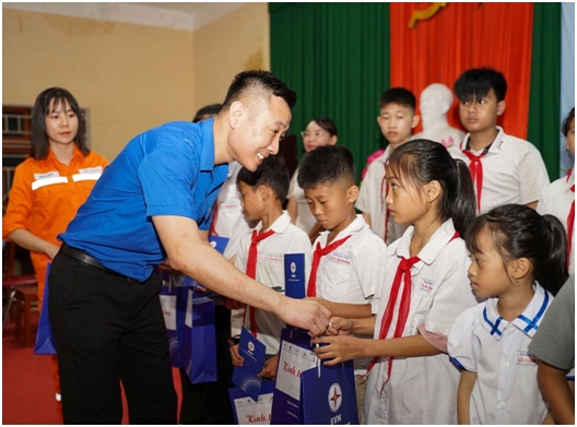 Đồng ch&iacute; Phạm Xu&acirc;n Minh Tr&iacute; &ndash; B&iacute; thư Đo&agrave;n thanh ni&ecirc;n EVN trao tặng qu&agrave; cho c&aacute;c em nhỏ trong chương tr&igrave;nh &ldquo;Thắp s&aacute;ng thắp s&aacute;ng ước mơ &ndash; lan tỏa y&ecirc;u thương&rdquo; tại v&ugrave;ng dự &aacute;n đường d&acirc;y 500kv l&agrave;o cai - vĩnh y&ecirc;n.