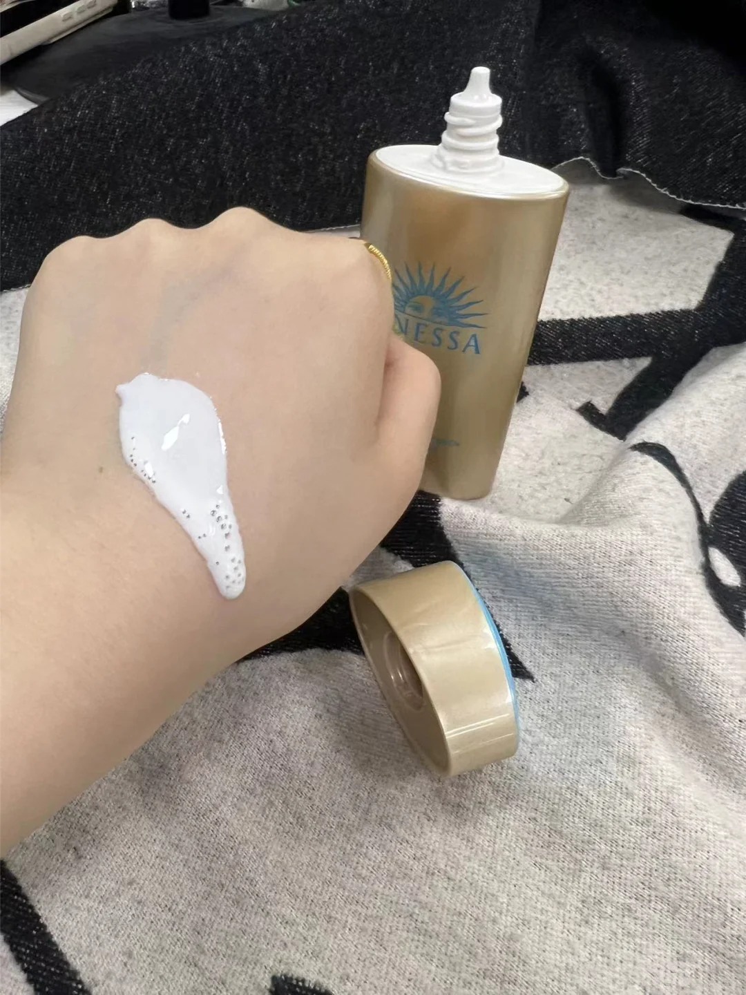 Không bóng - không bí - không bết: 5 kem chống nắng mỏng nhẹ hoàn hảo cho da dầu- Ảnh 4. Không bóng - không bí - không bết: 5 kem chống nắng mỏng nhẹ hoàn hảo cho da dầu- Ảnh 4.