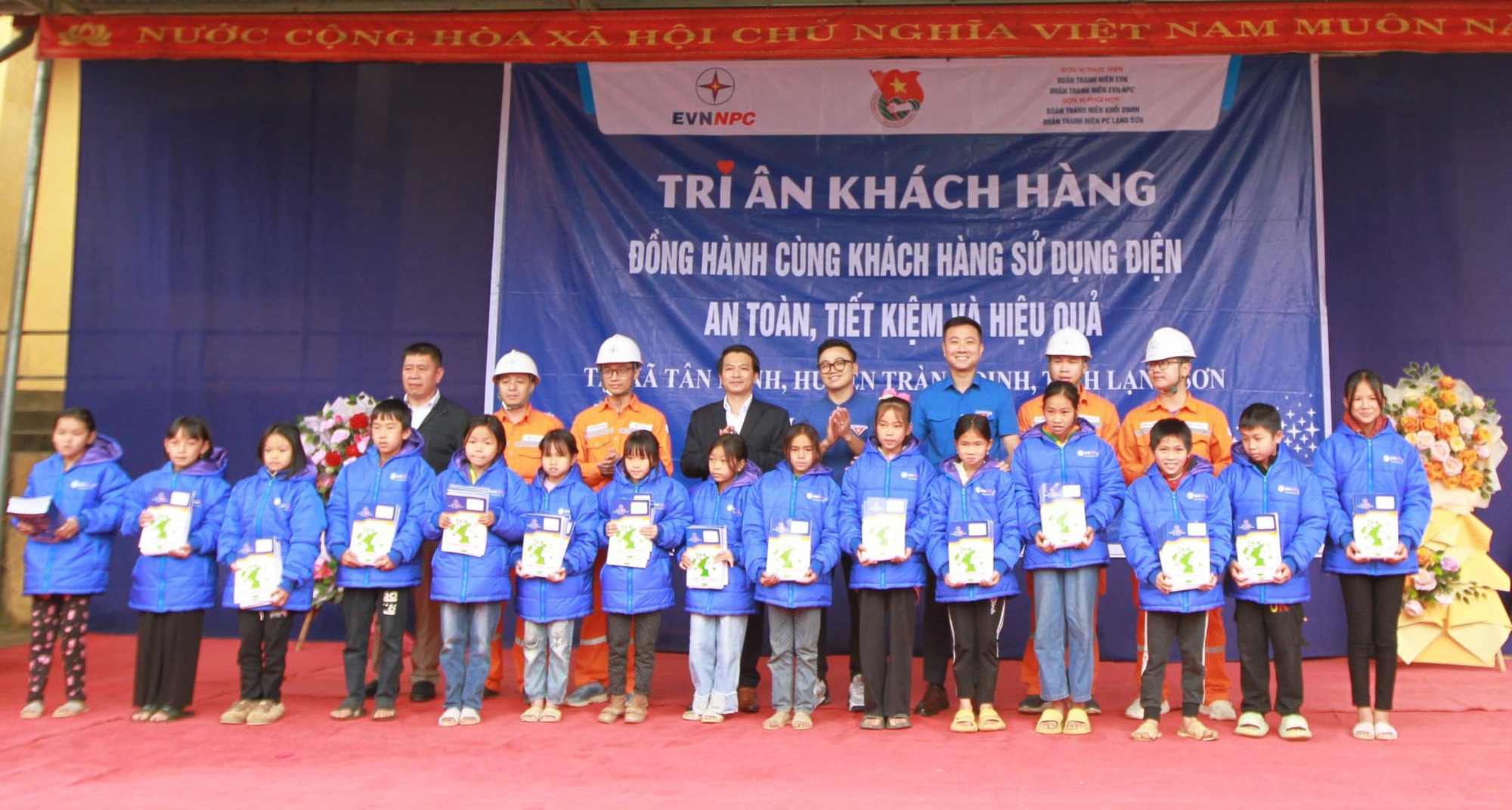 Khi d&ograve;ng điện mang theo nhịp đập tr&aacute;i tim: Dấu ấn an sinh x&atilde; hội của tuổi trẻ EVN- Ảnh 1.