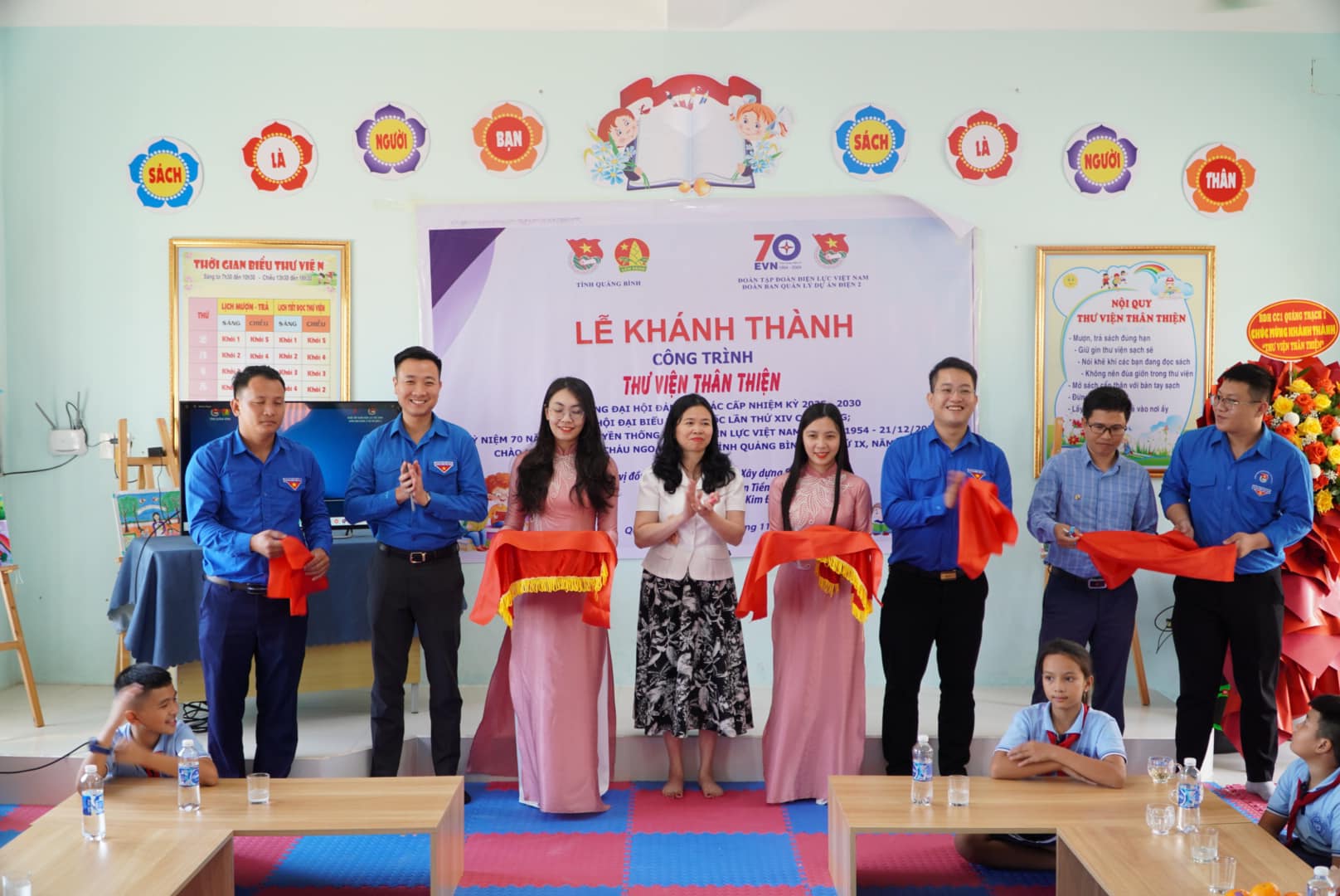 A group of people standing in a room  AI-generated content may be incorrect.