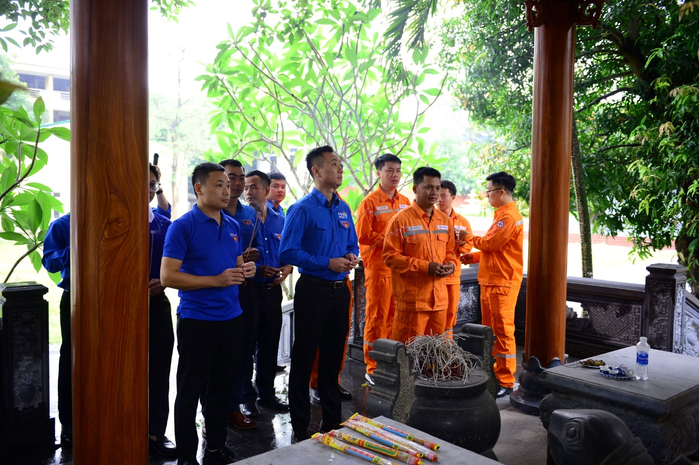 A group of people in orange uniforms  AI-generated content may be incorrect.