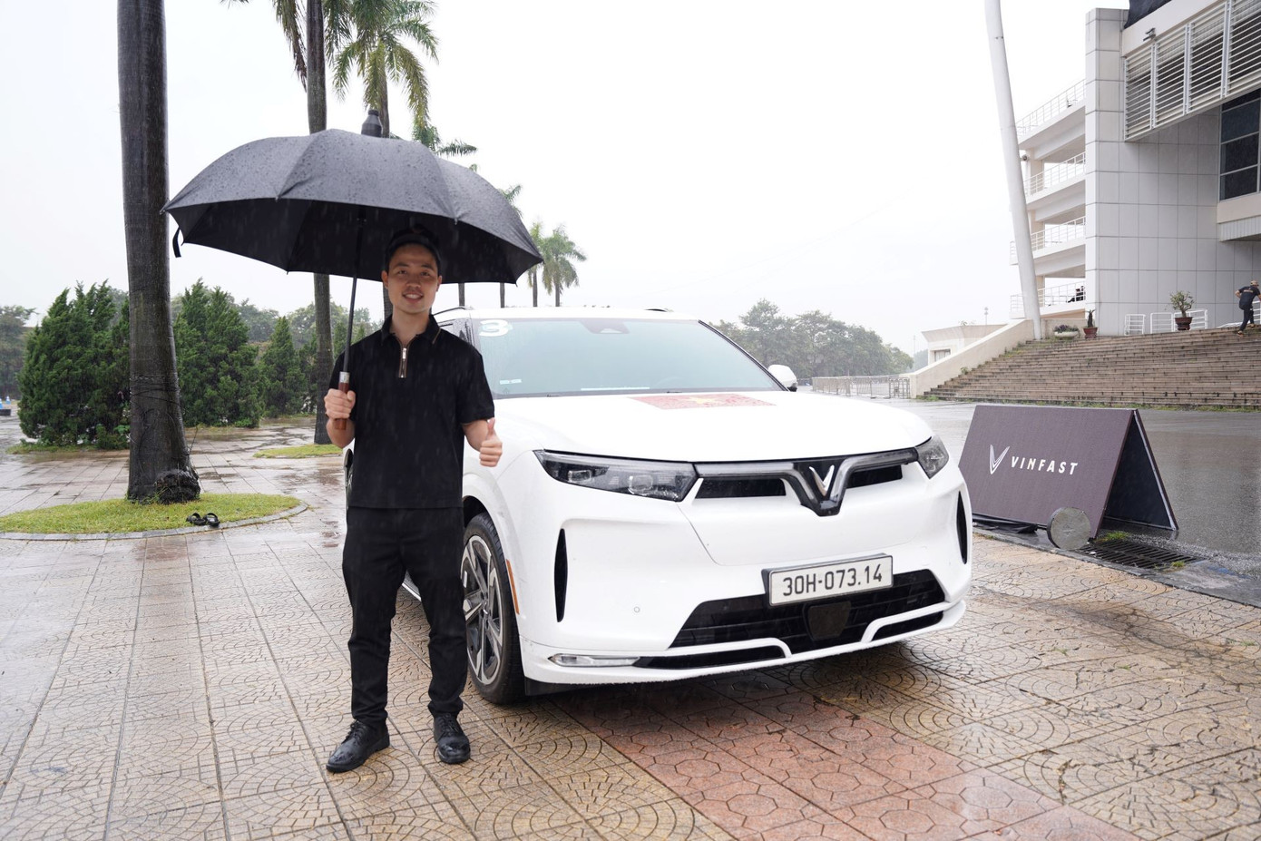 Khách Hà Nội đội mưa lái thử VF 9: SUV điện VinFast chứng minh đẳng cấp từ trải nghiệm đến chi phí- Ảnh 1.