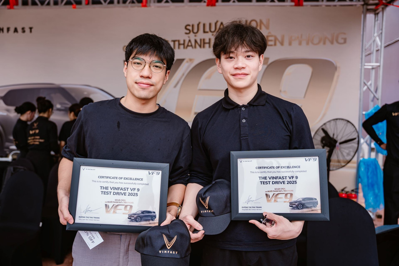 Khách Hà Nội đội mưa lái thử VF 9: SUV điện VinFast chứng minh đẳng cấp từ trải nghiệm đến chi phí- Ảnh 2.