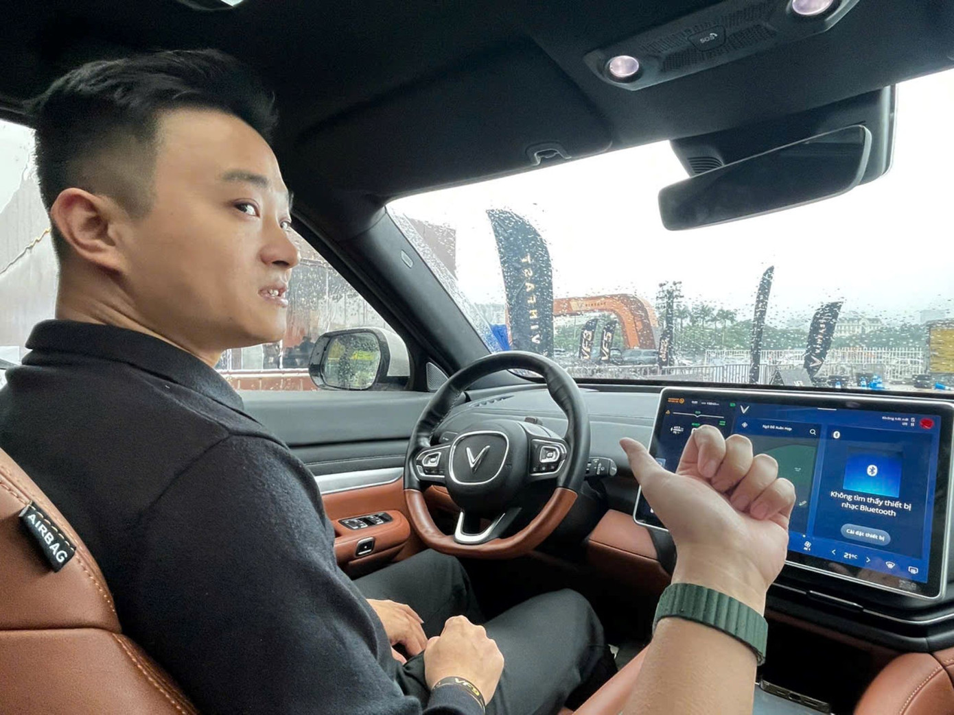 Khách Hà Nội đội mưa lái thử VF 9: SUV điện VinFast chứng minh đẳng cấp từ trải nghiệm đến chi phí- Ảnh 3.