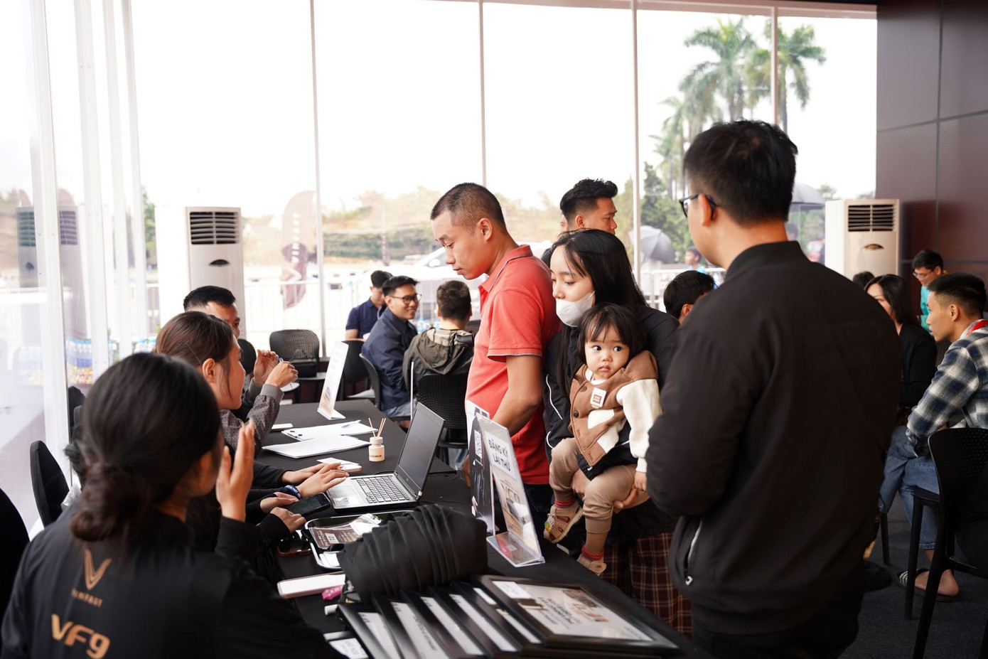 Khách Hà Nội đội mưa lái thử VF 9: SUV điện VinFast chứng minh đẳng cấp từ trải nghiệm đến chi phí- Ảnh 4.