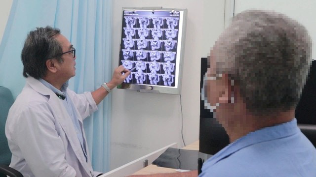 Bệnh nhân đang được TS-BS Nguyễn Tế Kha đánh giá kết quả sau 3 năm phẫu thuật ung thư tuyến tiền liệt bằng robot. Bệnh nhân đang được TS-BS Nguyễn Tế Kha đánh giá kết quả sau 3 năm phẫu thuật ung thư tuyến tiền liệt bằng robot.