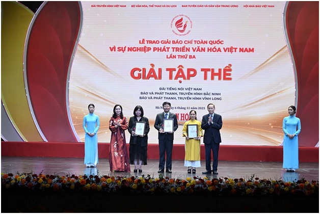 Nguyên Phó Trưởng Ban Thường trực Ban Tuyên giáo Trung ương, nguyên Tổng Biên tập Báo Nhân dân, nguyên Chủ tịch Hội Nhà báo Việt Nam Nguyễn Hồng Vinh và Thứ trưởng Bộ VHTTDL Trịnh Thị Thủy trao Giải Tập thể cho 3 cơ quan báo chí có nhiều tác phẩm tham dự, có chất lượng và đạt kết quả cao. Nguyên Phó Trưởng Ban Thường trực Ban Tuyên giáo Trung ương, nguyên Tổng Biên tập Báo Nhân dân, nguyên Chủ tịch Hội Nhà báo Việt Nam Nguyễn Hồng Vinh và Thứ trưởng Bộ VHTTDL Trịnh Thị Thủy trao Giải Tập thể cho 3 cơ quan báo chí có nhiều tác phẩm tham dự, có chất lượng và đạt kết quả cao.
