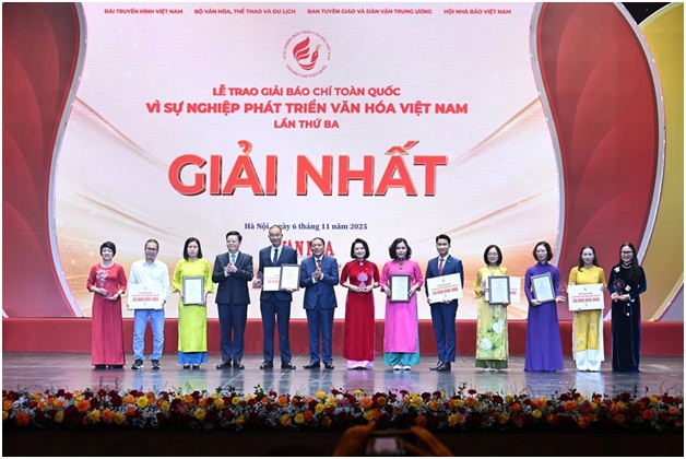 Phó Thủ tướng Mai Văn Chính, Bộ trưởng Bộ VHTTDL Nguyễn Văn Hùng trao giải Nhất cho các tác giả, đại diện nhóm tác giả. Phó Thủ tướng Mai Văn Chính, Bộ trưởng Bộ VHTTDL Nguyễn Văn Hùng trao giải Nhất cho các tác giả, đại diện nhóm tác giả.