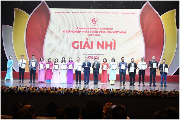 Chủ tịch Hội Nhà báo Việt Nam Lê Quốc Minh, Tổng Giám đốc Đài Tiếng nói Việt Nam Đỗ Tiến Sỹ trao giải Nhì cho các tác giả, đại diện nhóm tác giả Chủ tịch Hội Nhà báo Việt Nam Lê Quốc Minh, Tổng Giám đốc Đài Tiếng nói Việt Nam Đỗ Tiến Sỹ trao giải Nhì cho các tác giả, đại diện nhóm tác giả