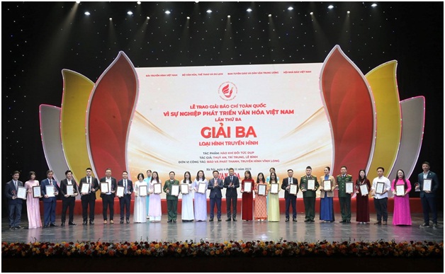 Phó Trưởng Ban Truyên giáo và Dân vận Trung ương Trần Thanh Lâm, Phó Tổng Giám đốc Đài Truyền hình Việt Nam Đỗ Đức Hoàng trao giải Ba cho các tác giả, đại diện nhóm tác giả Hạng Mục "Cảm Hứng Việt". Phó Trưởng Ban Truyên giáo và Dân vận Trung ương Trần Thanh Lâm, Phó Tổng Giám đốc Đài Truyền hình Việt Nam Đỗ Đức Hoàng trao giải Ba cho các tác giả, đại diện nhóm tác giả Hạng Mục "Cảm Hứng Việt".