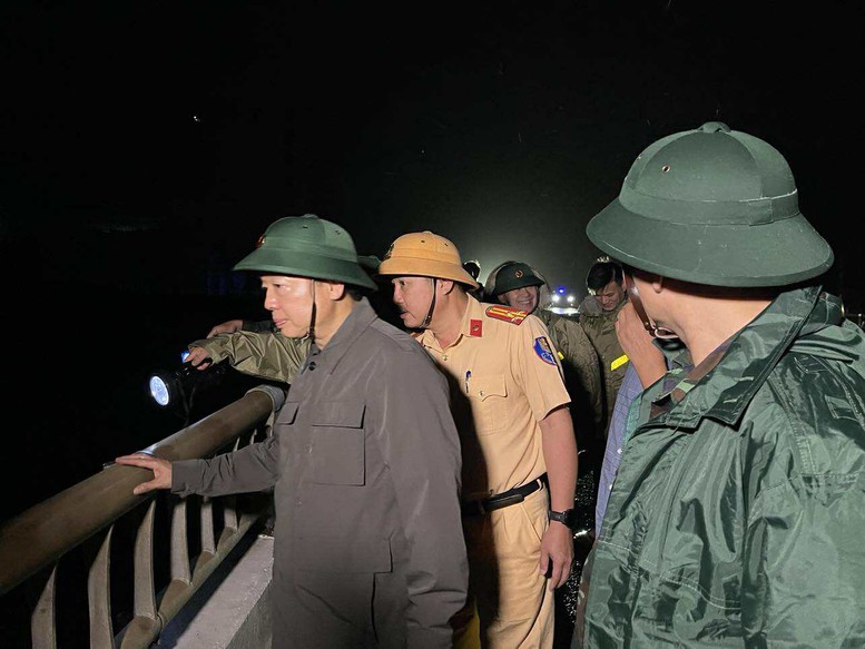 Ph&oacute; Thủ tướng Trần Hồng H&agrave; thị s&aacute;t khu vực Quy Nhơn ngay trong đ&ecirc;m sau khi b&atilde;o số 13 qu&eacute;t qua- Ảnh 2.