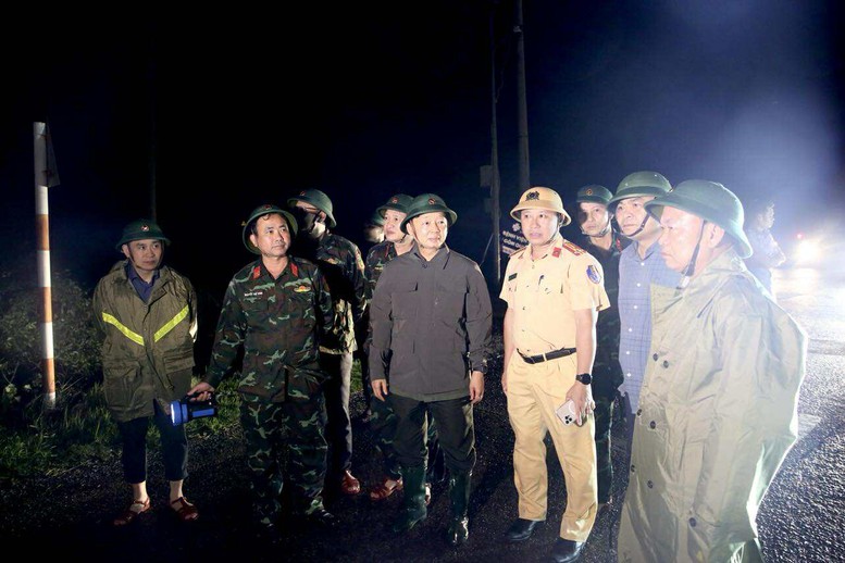 Ph&oacute; Thủ tướng Trần Hồng H&agrave; thị s&aacute;t khu vực Quy Nhơn ngay trong đ&ecirc;m sau khi b&atilde;o số 13 qu&eacute;t qua- Ảnh 4.