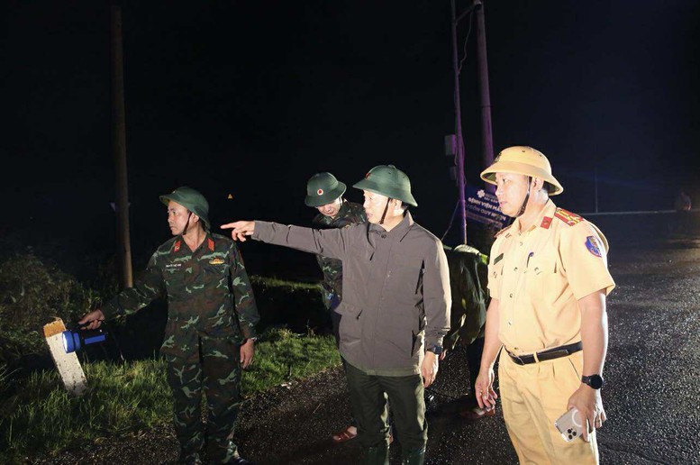 Ph&oacute; Thủ tướng Trần Hồng H&agrave; thị s&aacute;t khu vực Quy Nhơn ngay trong đ&ecirc;m sau khi b&atilde;o số 13 qu&eacute;t qua- Ảnh 3.