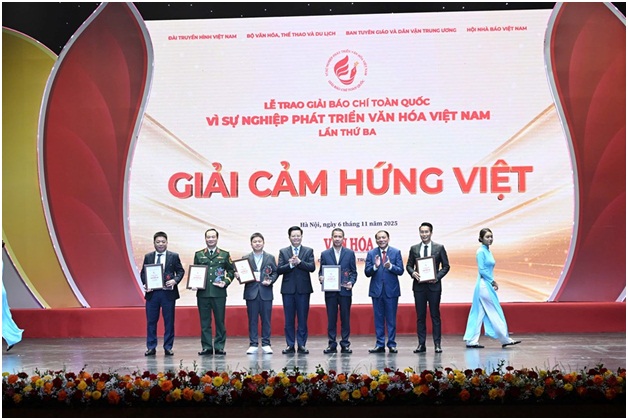 Phó Thủ tướng Mai Văn Chính, Bộ trưởng Bộ VHTTDL Nguyễn Văn Hùng trao Giải "Cảm hứng Việt"cho các tác giả. Phó Thủ tướng Mai Văn Chính, Bộ trưởng Bộ VHTTDL Nguyễn Văn Hùng trao Giải "Cảm hứng Việt"cho các tác giả.