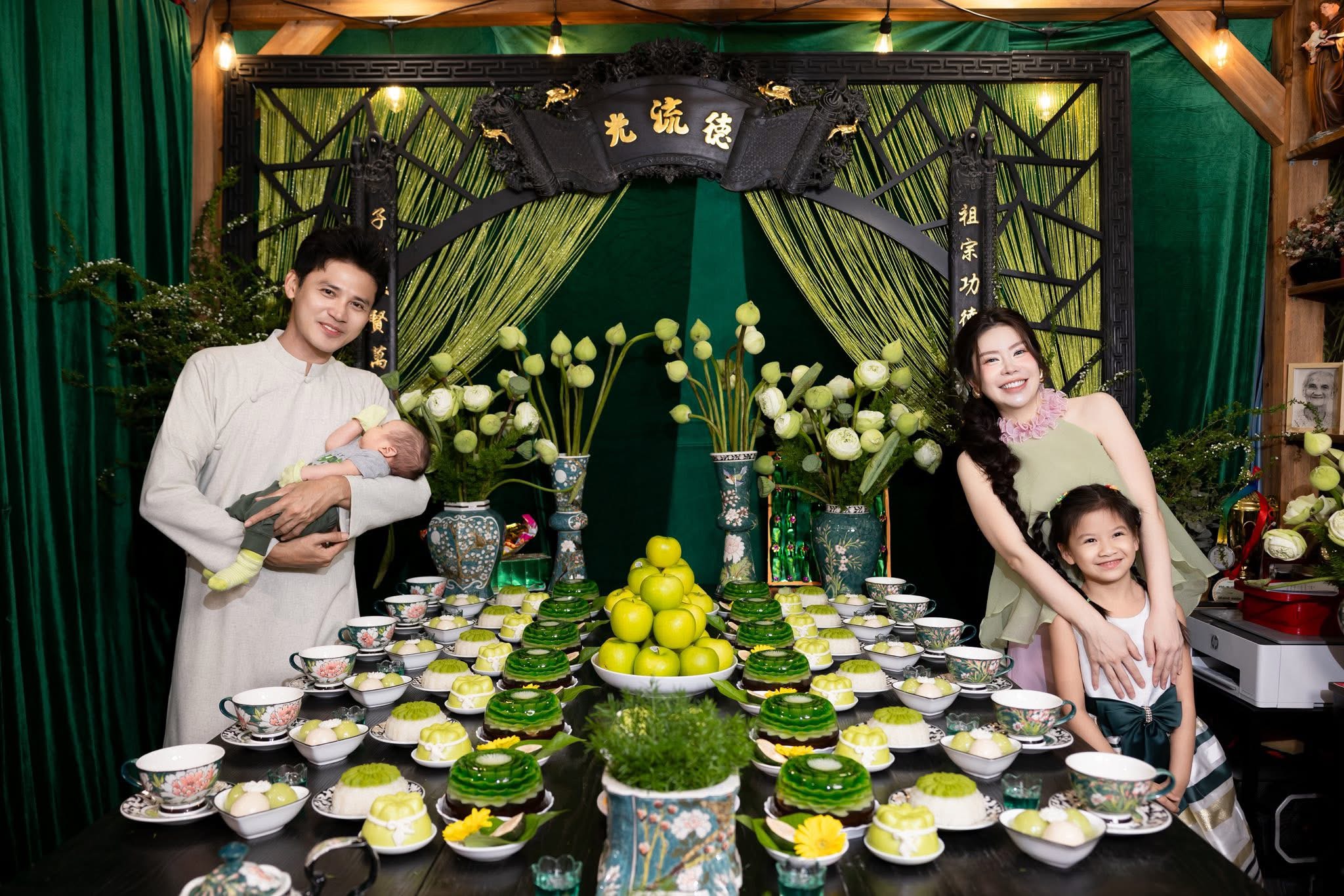 Vợ chồng Anh Tài - Vũ Ngọc Ánh chi đậm làm tiệc đầy tháng quý tử theo gu hoàng tộc, đến bộ ấm trà cũng được đặt làm riêng- Ảnh 1.