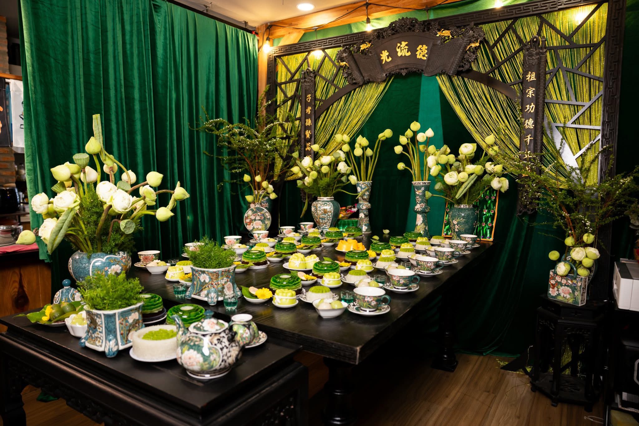 Vợ chồng Anh Tài - Vũ Ngọc Ánh chi đậm làm tiệc đầy tháng quý tử theo gu hoàng tộc, đến bộ ấm trà cũng được đặt làm riêng- Ảnh 3.