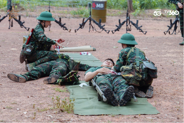 Sao Nhập Ngũ 2025 tập 14: “Quân y” Diệu Nhi, Hậu Hoàng hoảng loạn khi thấy thương binh kêu cứu- Ảnh 6.