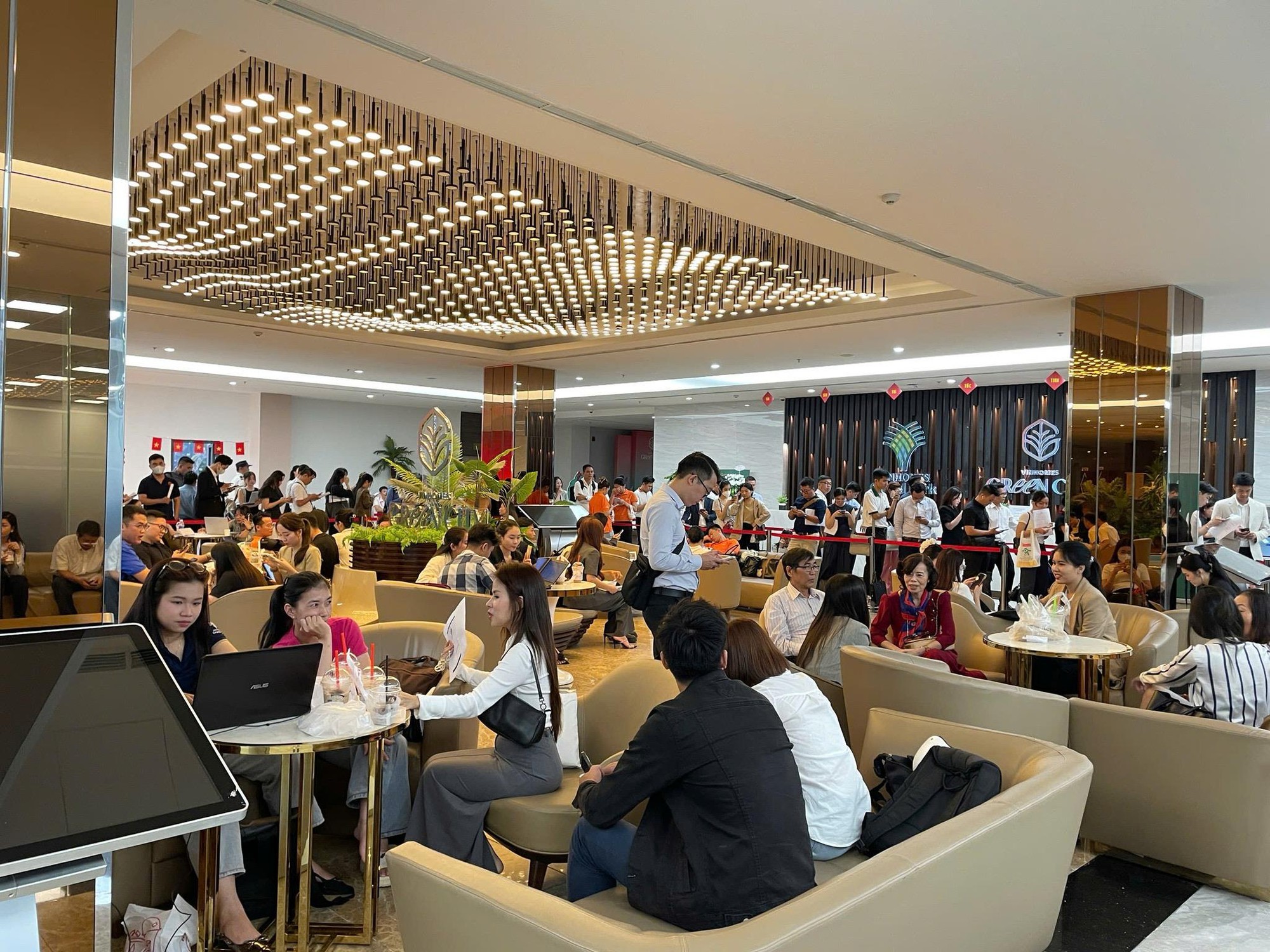 Chuyên gia lý giải hiện tượng khách xếp hàng giữ chỗ dự án Vinhomes Green Paradise- Ảnh 1.