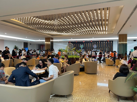 Giữ vị trí kim cương tại Vinhomes Green Paradise, Vịnh Ngọc khiến khách xếp hàng dài xuyên trưa vì sợ bỏ lỡ cơ hội- Ảnh 2.