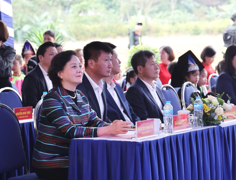 Phó Thủ tướng Phạm Thị Thanh Trà dự lễ khởi công 4 trường nội trú biên giới Lào Cai, tặng quà học sinh khó khăn- Ảnh 2.
