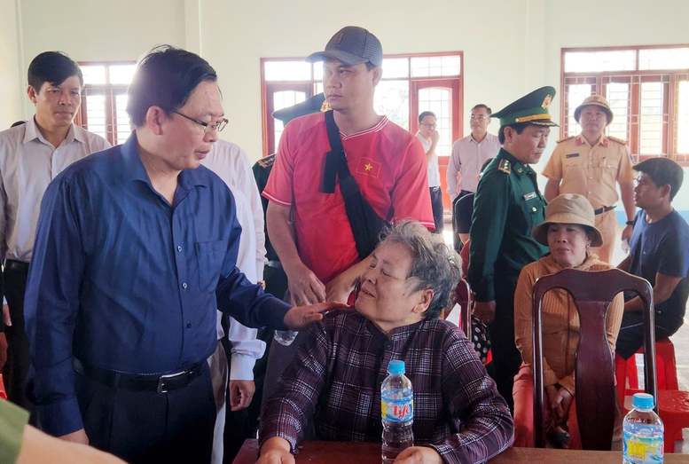 Phó Thủ tướng Hồ Quốc Dũng thăm, tặng quà người dân Gia Lai bị ảnh hưởng do bão số 13- Ảnh 1.