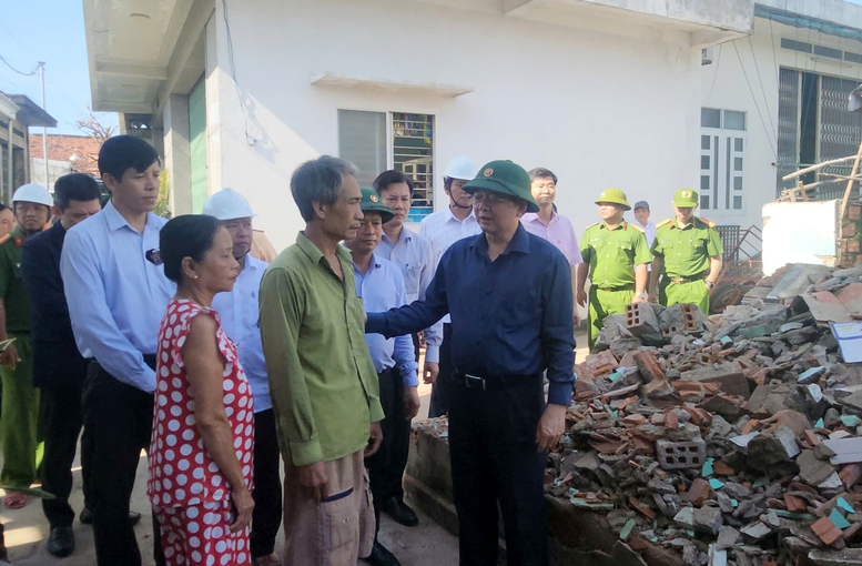 Phó Thủ tướng Hồ Quốc Dũng thăm, tặng quà người dân Gia Lai bị ảnh hưởng do bão số 13- Ảnh 3.