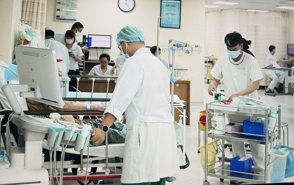 Hơn 160 người nghi ngộ độc thực phẩm sau khi ăn bánh mì: Cơ quan chức năng lập đoàn điều tra, niêm phong mẫu thực phẩm- Ảnh 2.