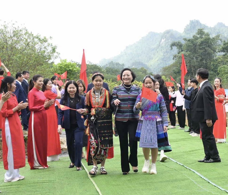 Phó Thủ tướng Phạm Thị Thanh Trà dự lễ khởi công 4 trường nội trú biên giới Lào Cai, tặng quà học sinh khó khăn- Ảnh 1.