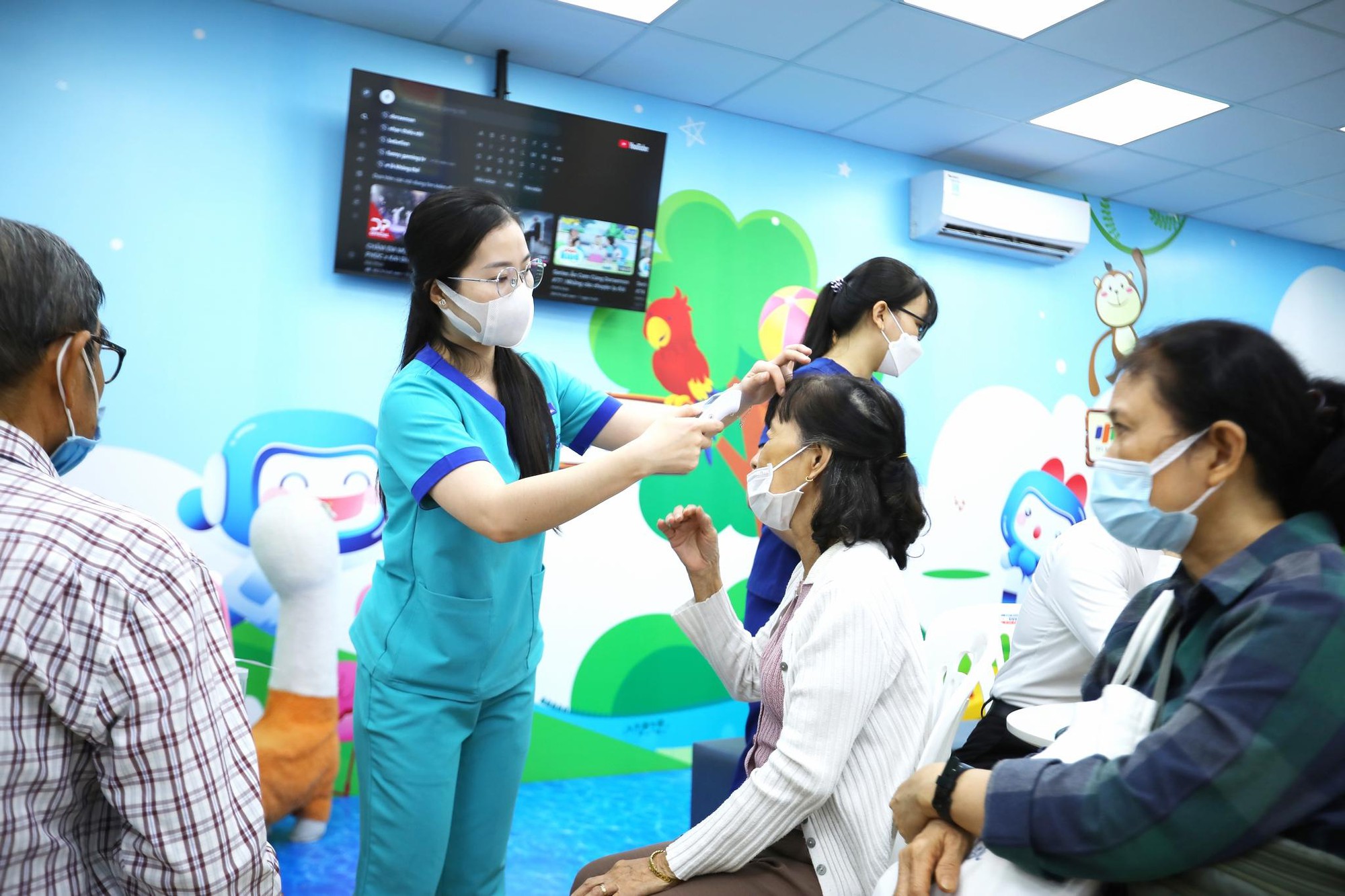 Tăng cường miễn dịch - l&aacute; chắn vững v&agrave;ng cho người bệnh mạn t&iacute;nh ph&ograve;ng c&uacute;m m&ugrave;a trong thời tiết cực đoan- Ảnh 2.