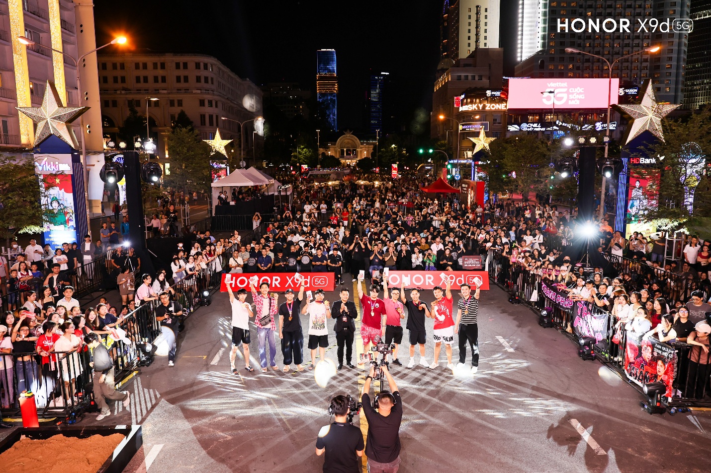 Phố đi bộ Nguyễn Huệ "b&ugrave;ng nổ" đ&ecirc;m nhạc c&ocirc;ng nghệ 6/12: HONOR X9d ch&iacute;nh thức ra mắt với gi&aacute; từ 9,99 triệu đồng- Ảnh 1.