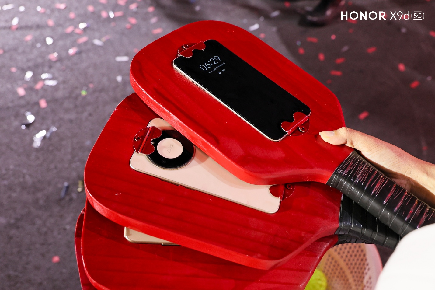 Phố đi bộ Nguyễn Huệ "b&ugrave;ng nổ" đ&ecirc;m nhạc c&ocirc;ng nghệ 6/12: HONOR X9d ch&iacute;nh thức ra mắt với gi&aacute; từ 9,99 triệu đồng- Ảnh 2.