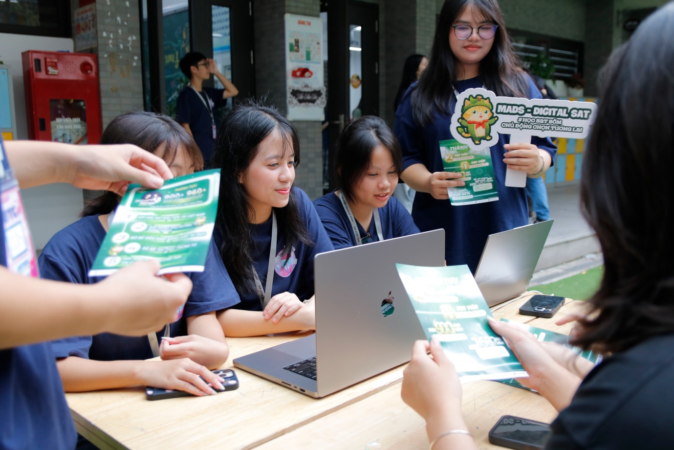 UNBOXING DAY 2025: Lan tỏa tri thức, tiếp lửa hành trình chinh phục kỳ thi vào 10 cho các “sĩ tử” 2K11- Ảnh 1. UNBOXING DAY 2025: Lan tỏa tri thức, tiếp lửa hành trình chinh phục kỳ thi vào 10 cho các “sĩ tử” 2K11- Ảnh 1.