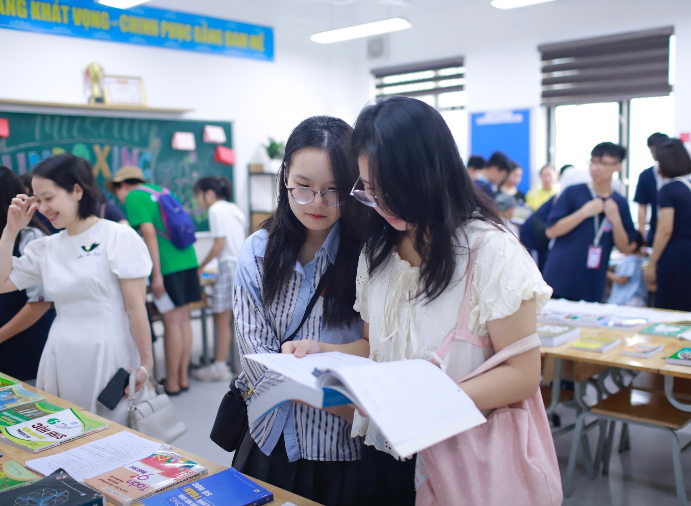 UNBOXING DAY 2025: Lan tỏa tri thức, tiếp lửa hành trình chinh phục kỳ thi vào 10 cho các “sĩ tử” 2K11- Ảnh 2. UNBOXING DAY 2025: Lan tỏa tri thức, tiếp lửa hành trình chinh phục kỳ thi vào 10 cho các “sĩ tử” 2K11- Ảnh 2.