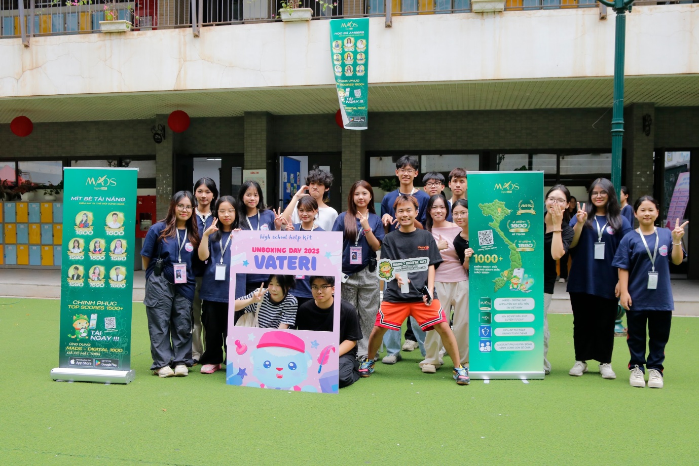 UNBOXING DAY 2025: Lan tỏa tri thức, tiếp lửa hành trình chinh phục kỳ thi vào 10 cho các “sĩ tử” 2K11- Ảnh 3. UNBOXING DAY 2025: Lan tỏa tri thức, tiếp lửa hành trình chinh phục kỳ thi vào 10 cho các “sĩ tử” 2K11- Ảnh 3.