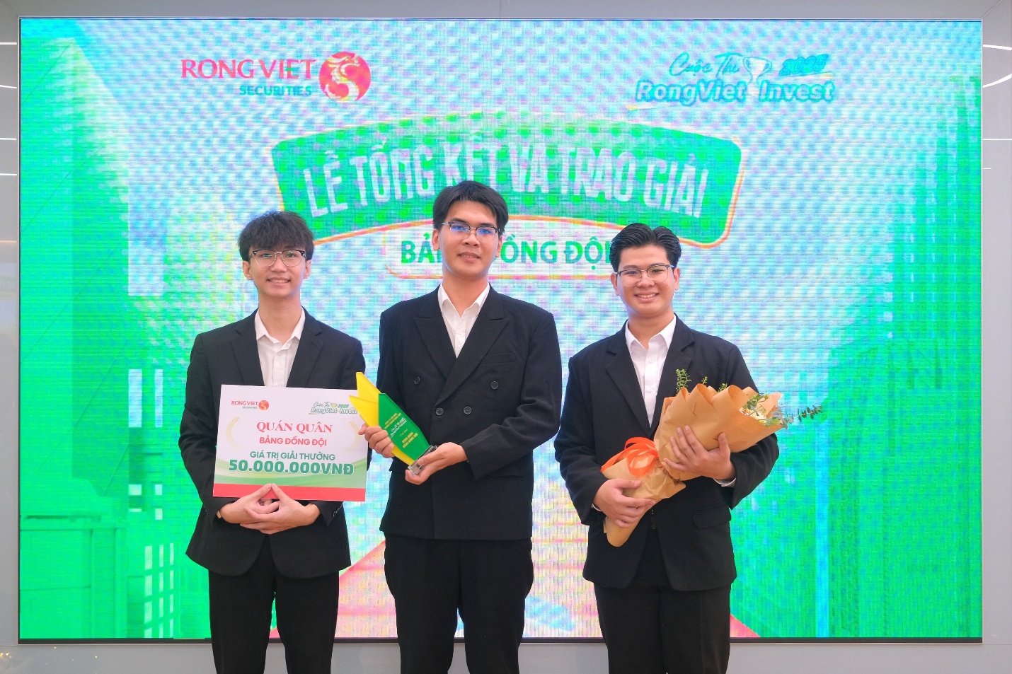 Cuộc thi RongViet Invest 2025 ch&iacute;nh thức t&igrave;m ra 2 qu&aacute;n qu&acirc;n- Ảnh 2.