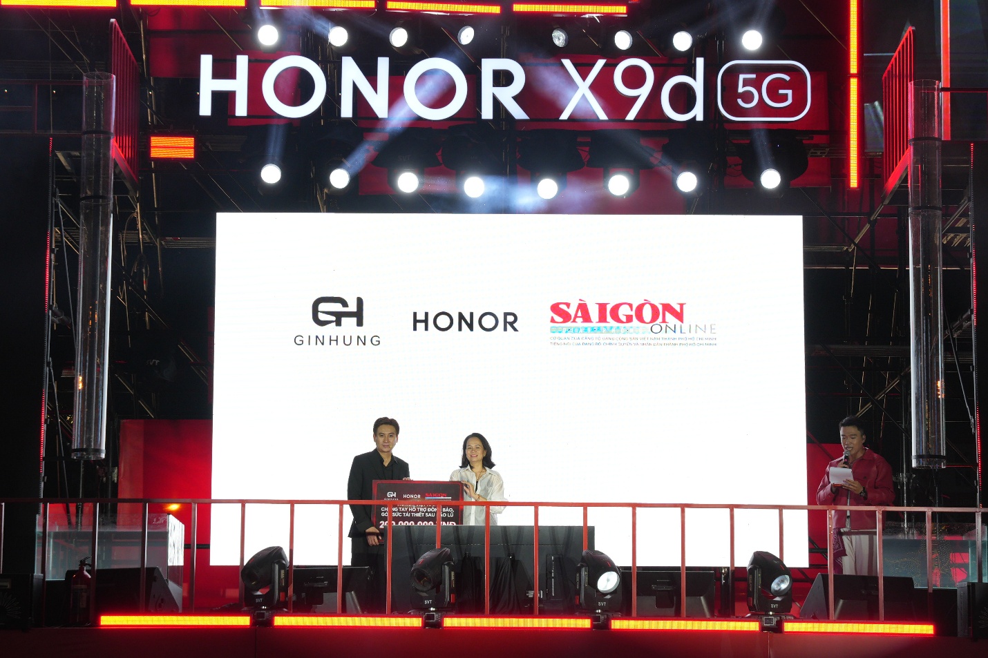 Phố đi bộ Nguyễn Huệ "b&ugrave;ng nổ" đ&ecirc;m nhạc c&ocirc;ng nghệ 6/12: HONOR X9d ch&iacute;nh thức ra mắt với gi&aacute; từ 9,99 triệu đồng- Ảnh 3.