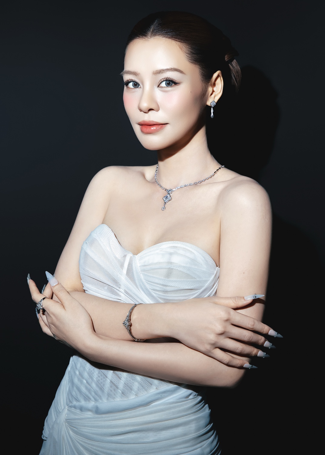 B&ugrave;i Lan Hương đeo trang sức kim cương, tỏa s&aacute;ng tại họp b&aacute;o MV &ldquo;Việt Nam Tinh Hoa&rdquo;- Ảnh 4.
