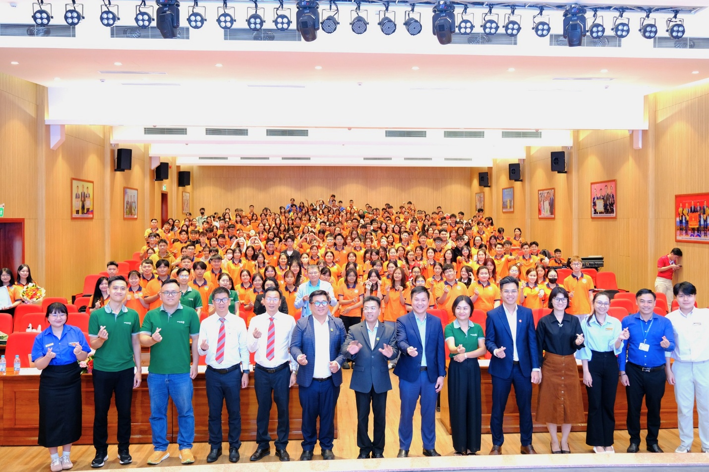 Cuộc thi RongViet Invest 2025 ch&iacute;nh thức t&igrave;m ra 2 qu&aacute;n qu&acirc;n- Ảnh 3.