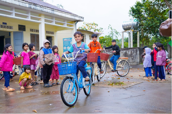 Giữa mưa lạnh, món quà nhỏ thắp lên niềm vui lớn cho học trò- Ảnh 5.
