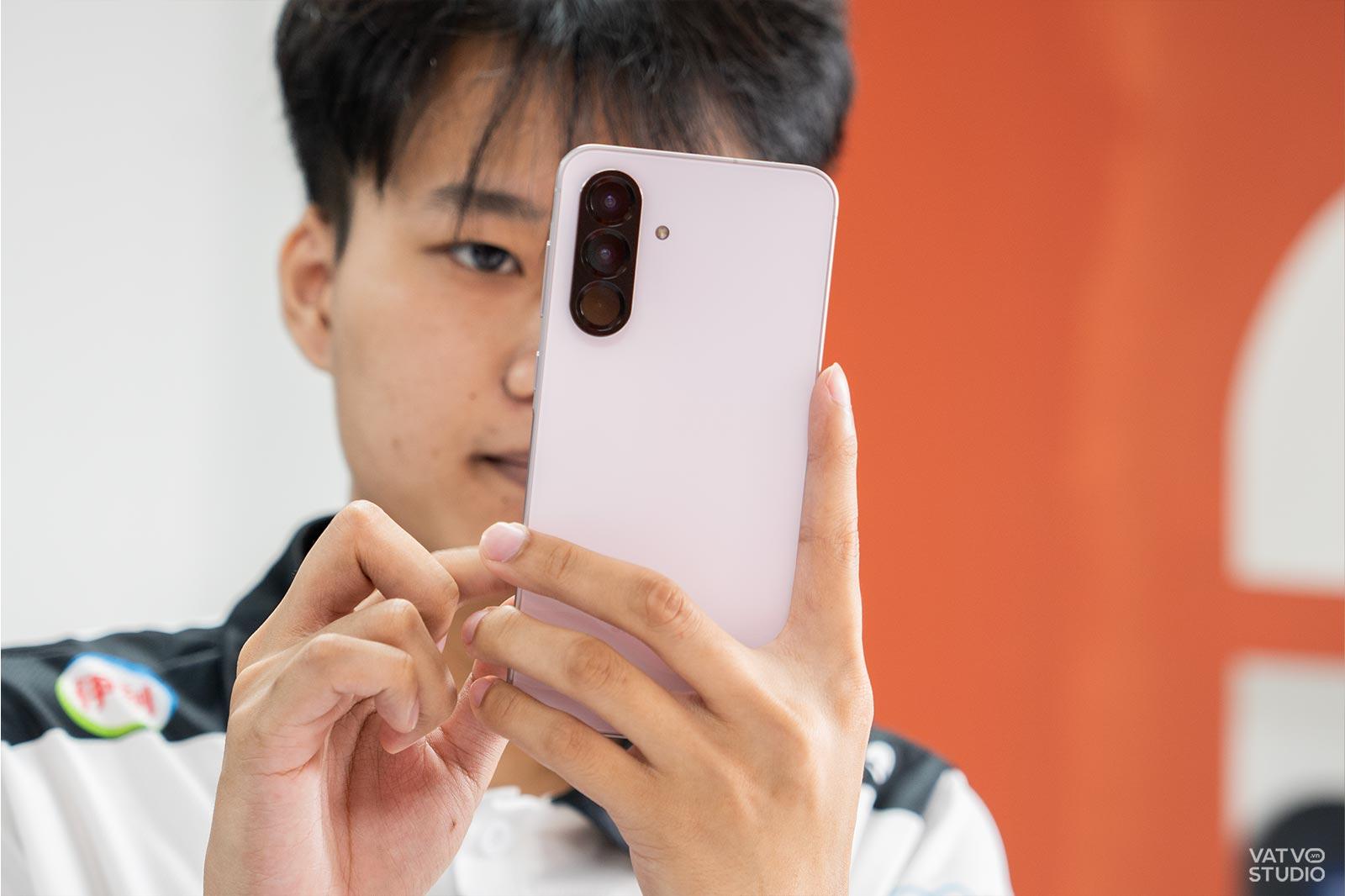 Săn sale cuối năm mà không dùng Gemini Live trên Galaxy A56 5G thì phí thật- Ảnh 7.