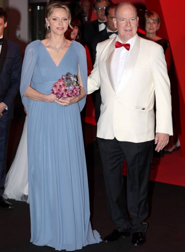 BXH thời trang Ho&agrave;ng gia: Kate Middleton tụt hạng, mẹ bỉm 3 con nh&agrave; Monaco v&agrave; Vương phi Charlene "thống trị" top đầu- Ảnh 1.